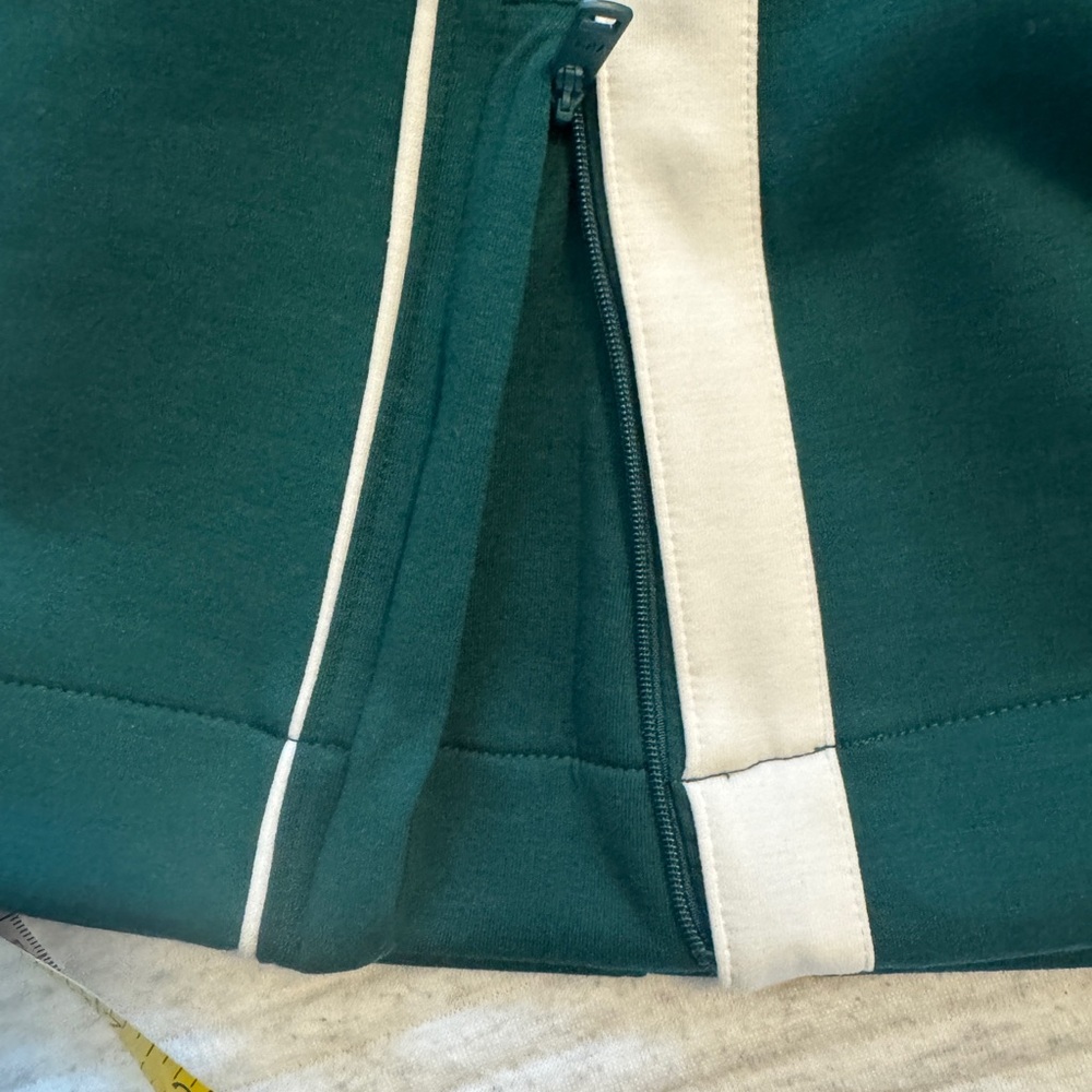 Women’s NWT Green Abercrombie YPB neoKNIT Pants with Cream Stripe - Picture 11 of 12